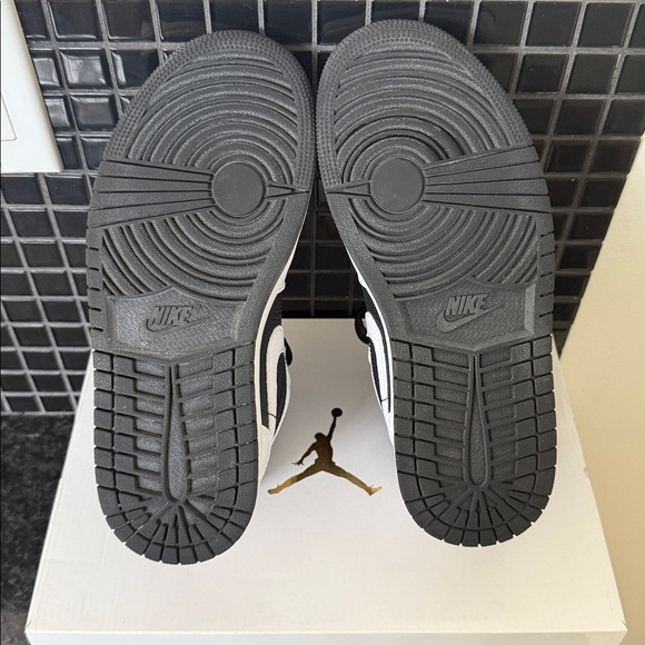 Nike Air Jordan 1 Low SE - Picture 11 of 15